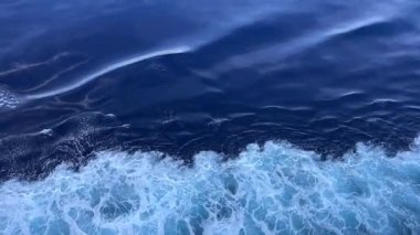 Dalgalı deniz plajı ve mavi gökyüzü soyut arka plan. Doğa ve yaz konsepti. Yüksek kalite 4k görüntü