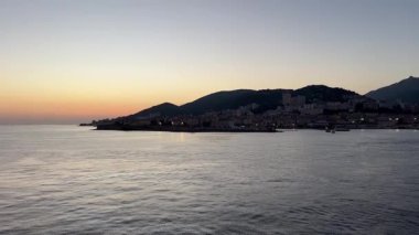 Güneşli bir günde Korsika 'nın nefes kesici uçurumlarını ve kıyılarını keşfedin. Napolyon Korsika adasının doğduğu yer. 