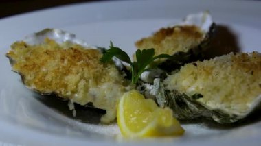 Sarımsaklı tereyağı ve taze soğanlı ızgara taze istiridye. Yüksek kalite 4k görüntü