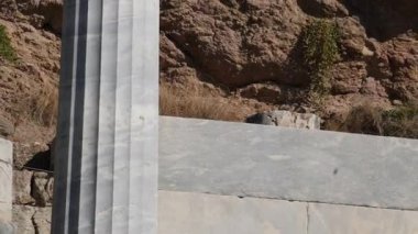 İkonik Akropolis tepesi ve Antik Dünya 'nın eşsiz başyapıtı Partenon gün batımında güzel renklerle, Atina tarihi merkezi, Attica. Yunanistan Atina Akropolü turlu bazı videolar 