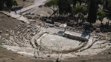 Gündoğumunda Atina 'daki antik amfi tiyatro, Yunanistan turizmi, Yunanistan' daki unesko mirası, Antik Yunan medeniyetinin anıtı olan Yunan tarihi eserlerinin havadan görünüşü. Yüksek kalite 4k görüntü