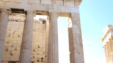 İkonik Akropolis tepesi ve Antik Dünya 'nın eşsiz başyapıtı Partenon gün batımında güzel renklerle, Atina tarihi merkezi, Attica. Yunanistan Atina Akropolü turlu bazı videolar 