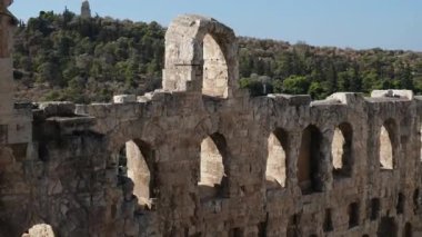 İkonik Akropolis tepesi ve Antik Dünya 'nın eşsiz başyapıtı Partenon gün batımında güzel renklerle, Atina tarihi merkezi, Attica. Yunanistan Atina Akropolü turlu bazı videolar 