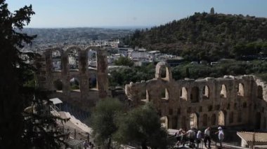 İkonik Akropolis tepesi ve Antik Dünya 'nın eşsiz başyapıtı Partenon gün batımında güzel renklerle, Atina tarihi merkezi, Attica. Yunanistan Atina Akropolü turlu bazı videolar 