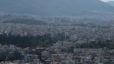 İkonik Akropolis tepesi ve Antik Dünya 'nın eşsiz başyapıtı Partenon gün batımında güzel renklerle, Atina tarihi merkezi, Attica. Yunanistan Atina Akropolü turlu bazı videolar 