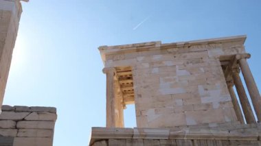 İkonik Akropolis tepesi ve Antik Dünya 'nın eşsiz başyapıtı Partenon gün batımında güzel renklerle, Atina tarihi merkezi, Attica. Yunanistan Atina Akropolü turlu bazı videolar 