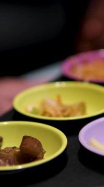Fransa 'daki pazarda baharatlı zeytin, sebze ve turşu çeşitleri. Bölgesel mutfak, doğal sağlıklı gıda ve bolluk kavramı. Yüksek kalite 4k görüntü