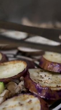 İnsanlar otel restoranındaki deniz ürünleri servisinde açık büfe Japon yemeği yiyorlar. Yüksek kalite 4k görüntü