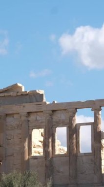 İkonik Akropolis tepesi ve Antik Dünya 'nın eşsiz başyapıtı Partenon gün batımında güzel renklerle, Atina tarihi merkezi, Attica. Yunanistan Atina Akropolü turlu bazı videolar 