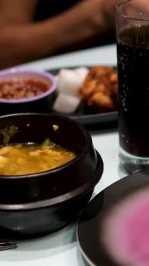 İnsanlar otel restoranındaki deniz ürünleri servisinde açık büfe Japon yemeği yiyorlar. Yüksek kalite 4k görüntü