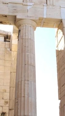 İkonik Akropolis tepesi ve Antik Dünya 'nın eşsiz başyapıtı Partenon gün batımında güzel renklerle, Atina tarihi merkezi, Attica. Yunanistan Atina Akropolü turlu bazı videolar 