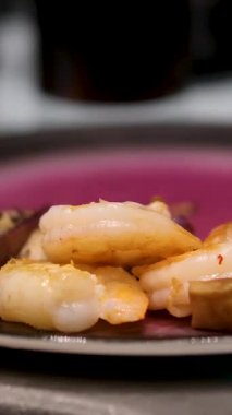 Yemek çubukları, restorandan porsiyon suşi alıyor. Yüksek kalite 4k görüntü