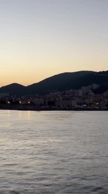 Güneşli bir günde Korsika 'nın nefes kesici uçurumlarını ve kıyılarını keşfedin. Napolyon Korsika adasının doğduğu yer. 