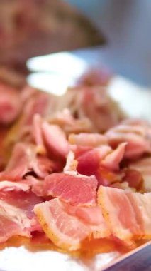 Çiğ Bacon Dilimleri Dönen Arkaplan. Lezzetli etin içinde parıldayan yağlı mermer ile domuz eti. Domuz pastırması. Yüksek kalite 4k görüntü
