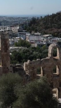İkonik Akropolis tepesi ve Antik Dünya 'nın eşsiz başyapıtı Partenon gün batımında güzel renklerle, Atina tarihi merkezi, Attica. Yunanistan Atina Akropolü turlu bazı videolar 