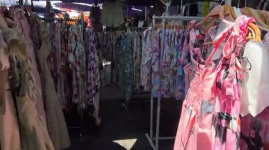 Chatuchak pazarı Tayland Bangkok 04.05.2025 renkli elbiselerden oluşan geniş bir koleksiyon.