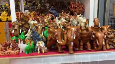 Chatuchak market heykelleri güzel filler ve ahşap ve altın tanrı heykellerinden yapılmış diğer hayvanlar Tayland Bangkok 04.05.2025