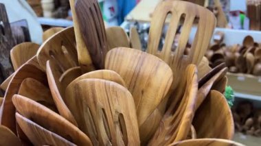Chatuchak pazarı ahşap kaşık çatalları pazarda çok sayıda spatula ve kesme tahtaları satılır. Tayland Bangkok 04.05.2025