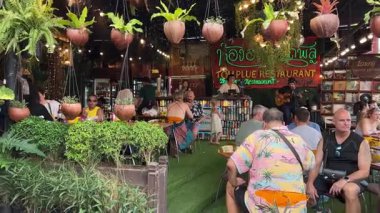 Turistler yürüyor, alışveriş yapıyor, rahatlıyor Chatuchak pazarı Tayland Bangkok 04.05.2025