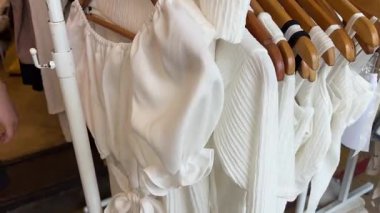 Chatuchak pazarı. Tayland Bangkok 04.05.2025 'ten seçebilmek için mağazadaki askılar üzerinde güzel beyaz elbiseler.