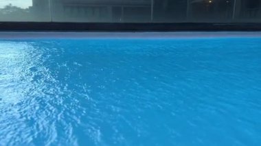 Mavi havuz suyu. Bir tatil evinde dalgalanan temiz bir havuz suyu görüntüsü.