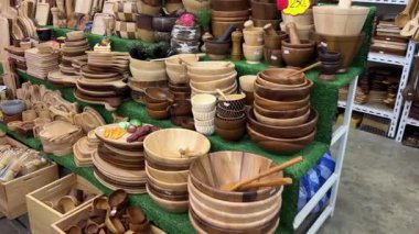 Chatuchak pazarı ahşap kaşık çatalları pazarda çok sayıda spatula ve kesme tahtaları satılır. Tayland Bangkok 04.05.2025