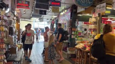 Chatuchak market sıraları, Asyalılar, Araplar, Tayland Bangkok, 04.05.2025.