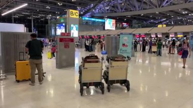 Suvarnabhumi Havaalanı 'ndaki insanlar her sabah erken saatlerde Tayland Bangkok 04.07.2025
