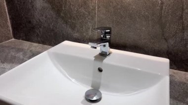Kare beyaz lavabo ve mermer gri duvar dikdörtgen lavabo. Yüksek kalite 4k görüntü