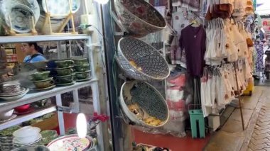 Asya pazarındaki Chatuchak market yemekleri küçük çocuklar için el yapımı nakışlar Tayland Bangkok 04.05.2025