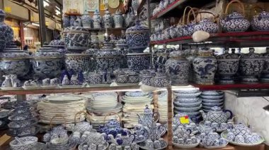 Chatuchak market kupaları güzel çanaklar boyalı mavi Tayland Bangkok 04.05.2025