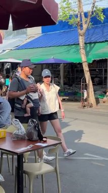 Turistler yürüyor, alışveriş yapıyor, rahatlıyor Chatuchak pazarı Tayland Bangkok 04.05.2025