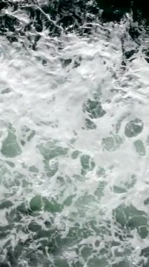 Mükemmel mavi okyanus dalgası Maldivler 'de kıyıda kırılıyor. Himmafushi adasının yakınlarında balayı sörfü yapılan bir yer. Yüksek kalite 4k görüntü