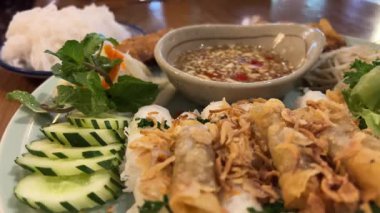 Vietnam usulü yumurta rulo nem sos Vietnam pirinci rulo gurme yemek arka planı masa rustik gıda üst görünüm fotokopi alanı üzerinde. Yüksek kalite 4k görüntü