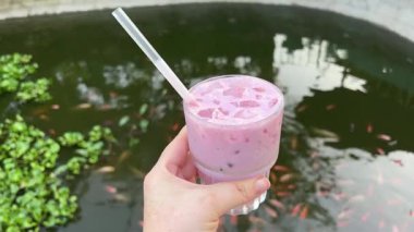 Nehir kenarındaki pembe kozmopolit kokteyl. Yüksek kalite 4k görüntü
