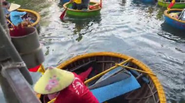 Bambu ve rattan yapılmış Asya yapımı yuvarlak sepet tekne. Zümrüt yeşili sularda sallanan sepet tekne. Kıyı bölgesinde balıkçılar tarafından kullanılan sepet teknesi. Hoi Bir Vietnam 05.04.2025