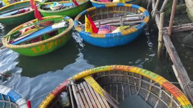 Bambu ve rattan yapılmış Asya sepetli bir teknenin yakın çekim görüntüsü. Zümrüt yeşili sularda sallanan sepet tekne. Kıyı bölgelerinde balıkçılar tarafından kullanılan sepet teknesi..