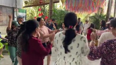 Grup dansları Hint danslarını kutlar. Çember dansı yapan kadınlar el çırpıyor Vietnam 'da geleneksel ulusal danslar Hintli turistler Hoi Bir Vietnam 05.04.2025 