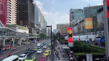 Geçitlerin çeşitli seviyelerinde insanlar büyük alışveriş merkezleri büyük mağazalar şehirdeki gerçek hayat birçok turist kaybolabilir Bangkok Tayland 05.05.2025