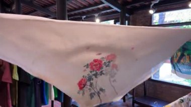 Dut yapraklarındaki tırtıl larvalarının kozasından başlayan ipek üretimi makineler ve bitmiş ürünlerle bitiyor. Makineler ipek iplik gerer, insan kumaşı olmaz. Hoi An