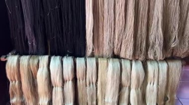 Dut yapraklarındaki tırtıl larvalarının kozasından başlayan ipek üretimi makineler ve bitmiş ürünlerle bitiyor. Makineler ipek iplik gerer, insan kumaşı olmaz. Hoi An