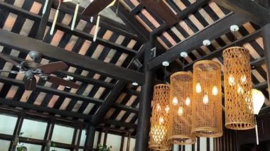 Tavanda ahşap avizeler ipek üretimi. Dut yapraklarındaki tırtıl larvalarından başlayarak makine ve bitmiş ürünlerle bitiyor. makineler ahşap ipekleri gerer