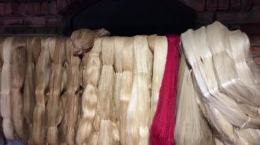 Dut yapraklarındaki tırtıl larvalarının kozasından başlayan ipek üretimi makineler ve bitmiş ürünlerle bitiyor. Makineler ipek iplik gerer, insan kumaşı olmaz. Hoi An