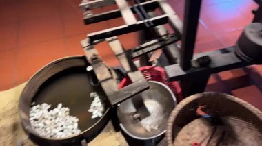 Dut yapraklarındaki tırtıl larvalarının kozasından başlayan ipek üretimi makineler ve bitmiş ürünlerle bitiyor. Makineler ipek iplik gerer, insan kumaşı olmaz. Hoi An