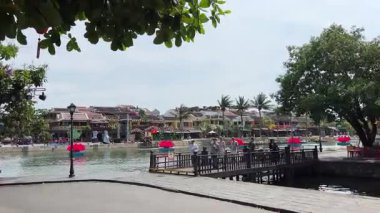 Quang Nam Eyaleti 'ndeki antik UNESCO Dünya Mirası, teknelerin nehirde açıldığı popüler bir turistik merkezdir. Hoi An Vietnam 05.05.2025