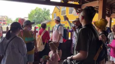 Turistler Japon köprüsüne gidiyor Vietnam Hoi 05.05.2025