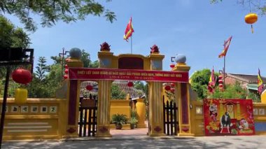 Pagoda turist girişi kırmızı bayraklı sarı kapı Vietnam Hoi 05.05.2025