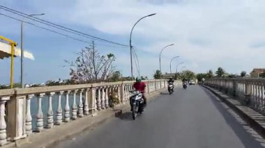 Motorsikletle köprüden karşıya geçerken Vietnam Hoi 05.05.2025