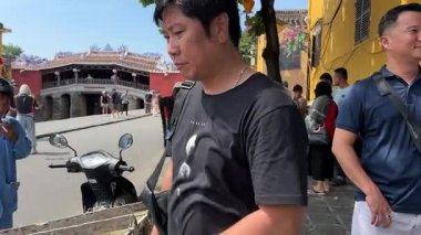 Japon köprüsü yakınlarındaki Koreli turist grupları Vietnam Hoi 'de 05.05.2025