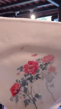 Dut yapraklarındaki tırtıl larvalarının kozasından başlayan ipek üretimi makineler ve bitmiş ürünlerle bitiyor. Makineler, ahşap makineler, ipek iplikler, insan kumaşı yok..